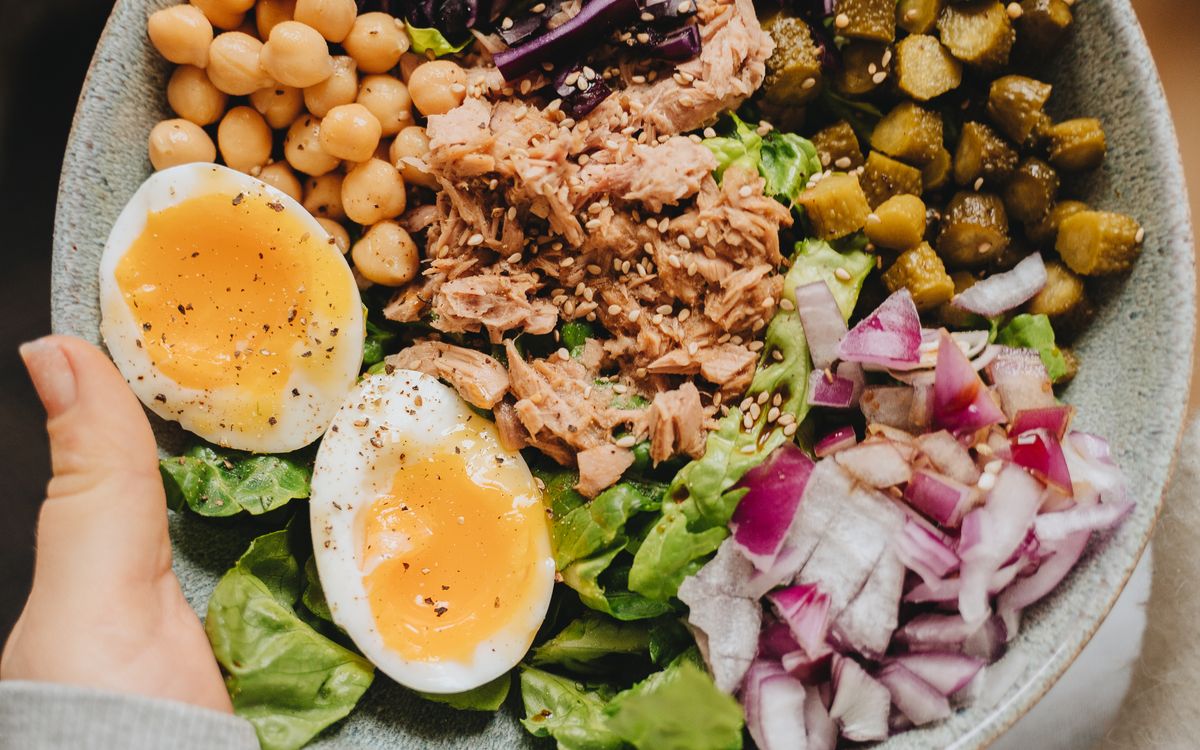 Nährstoffreiche Bowl mit Ei, Kichererbsen und frischem Gemüse