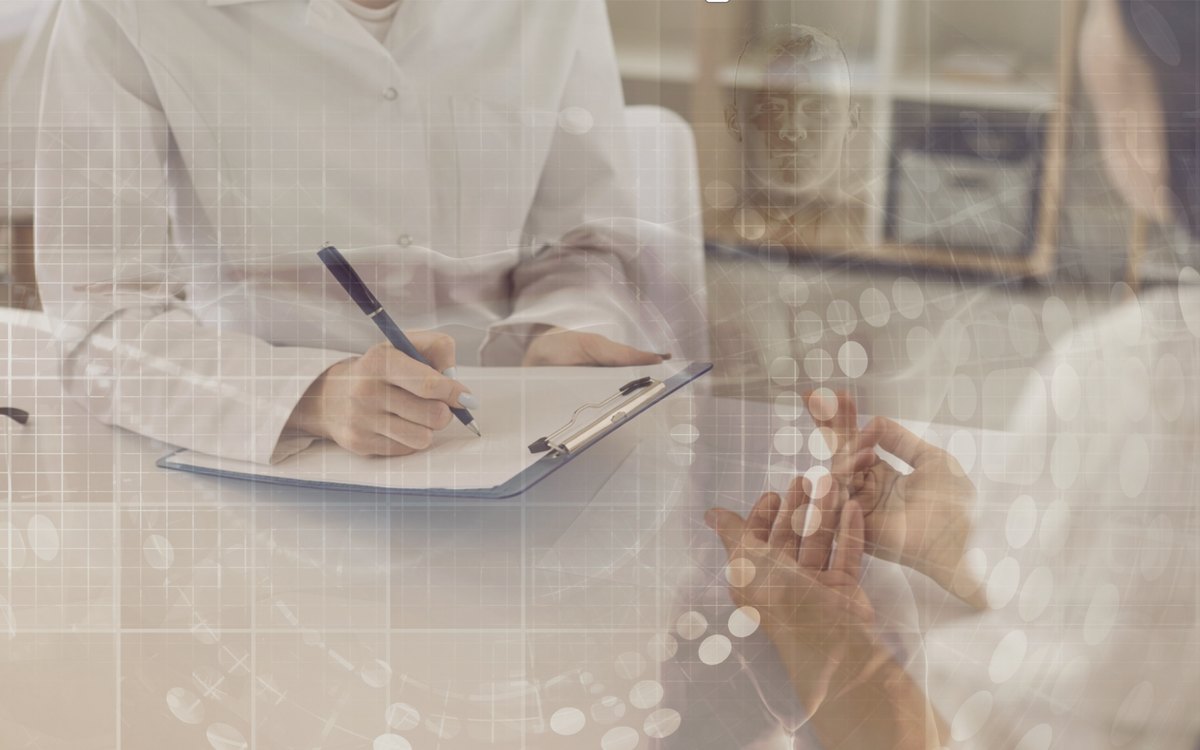 Ärztin dokumentiert im Gespräch mit einer Patientin, überlagert von einer Datengrafik